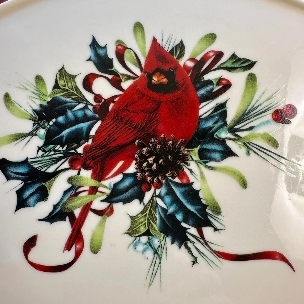 LENOX, “WINTER GREETINGS “ TRIVET. MADE OF PORCELAIN WITH 24 KARAT GOLD ACCENTS.